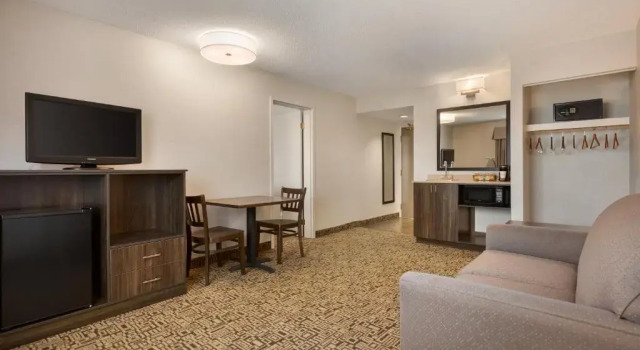 Двухместный люкс Ground Floor Deluxe c 1 комнатой Travelodge Suites by Wyndham New Glasgow