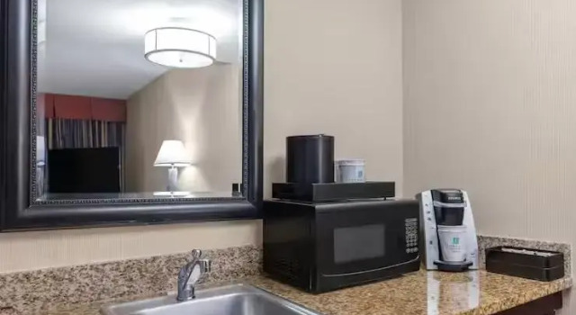 Четырёхместный люкс с 2 комнатами Embassy Suites Kansas City Plaza