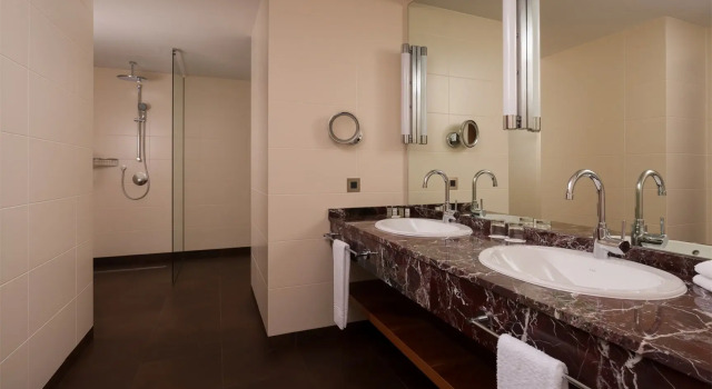 Двухместный люкс Executive с 2 комнатами Sheraton Skypoint Luxe Hotel