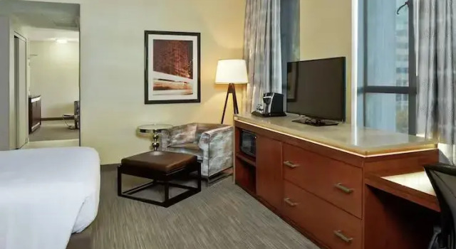 Четырёхместный люкс c 1 комнатой Hilton Garden Inn Phoenix Downtown