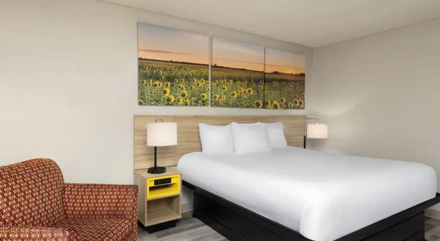 Номер Days Inn & Suites by Wyndham Kansas City South