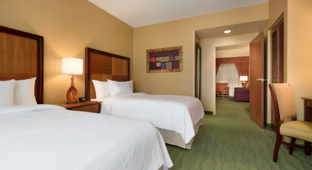 Четырёхместный люкс с 2 комнатами Embassy Suites by Hilton E Peoria Riverfront Conf Center