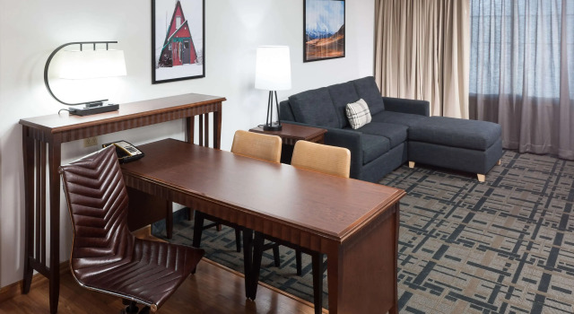 Люкс для людей с ограниченными возможностями с 2 комнатами Embassy Suites by Hilton Anchorage