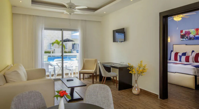 Четырёхместный полулюкс с балконом и с видом на бассейн Hotel whala!urban punta cana