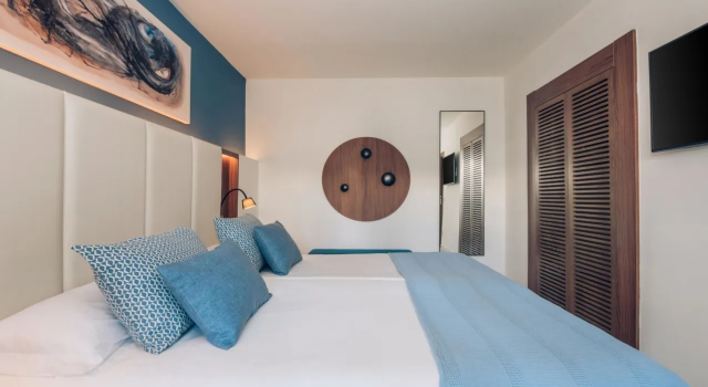 Двухместный люкс Family with side sea view Iberostar Selection Playa de Muro Village