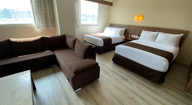 Четырёхместный полулюкс Hotel Crown Victoria