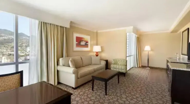 Двухместный Угловой люкс с 2 комнатами Embassy Suites Los Angeles Glendale