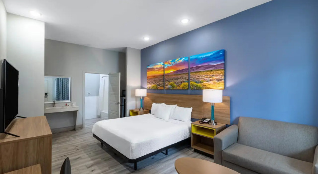 Двухместный номер для гостей с ограниченными возможностями Days Inn & Suites by Wyndham Downtown/University of Houston