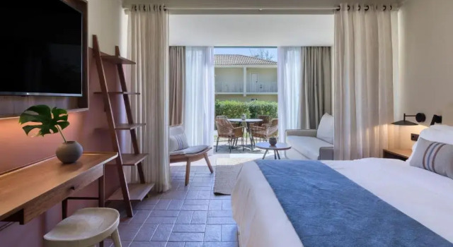 Четырёхместный Cozy Suite Tropical Grand Domes Aulūs Zante, All Inclusive, Autograph Collection