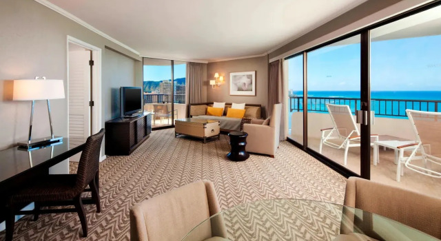Двухместный люкс Tower Premier oceanfront Moana Surfrider, A Westin Resort & Spa, Waikiki Beach