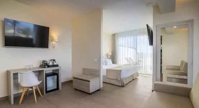 Двухместный полулюкс с джакузи Отель Barcelo Santiago - Adults Only