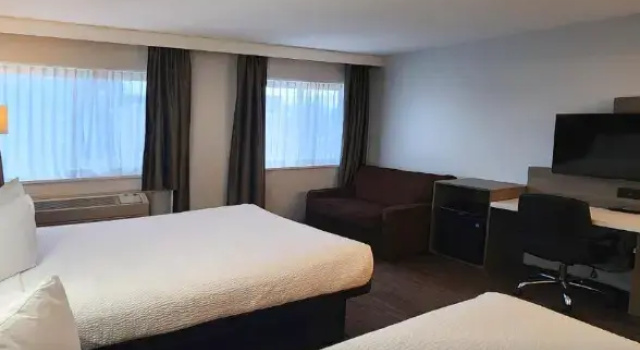 Четырёхместный номер Deluxe Days Inn by Wyndham Kelowna
