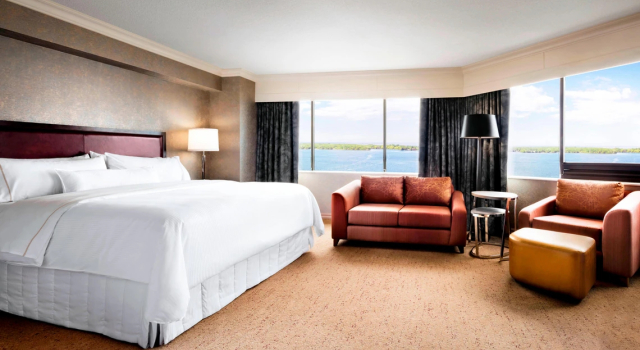 Двухместная студия-люкс с видом на озеро The Westin Harbour Castle, Toronto
