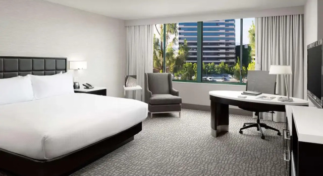 Двухместный номер с балконом и с красивым видом из окна Hilton Woodland Hills/ Los Angeles