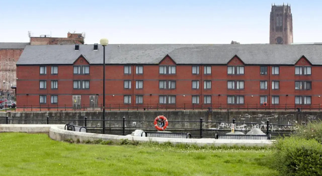 Отель Travelodge Liverpool Central Queens Dock and Arena, Забронировать Отель Отели Ливерпуля 3 звезды, рядом с Железнодорожная станция Ливерпуль-Джеймс-стрит, 3*