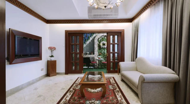 Полулюкс The Jesselton Hotel
