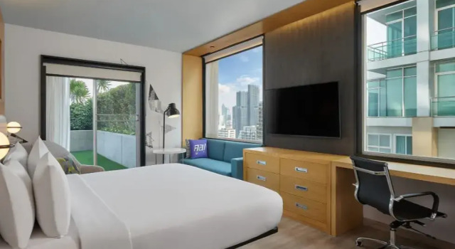 Двухместный люкс Savvy c 1 комнатой с балконом и с видом на город Aloft by Marriott Bangkok Sukhumvit 11