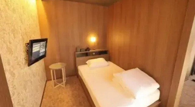 Кровать в общем номере Cabin House Yado Fujinomiya