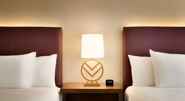 Четырёхместный люкс для некурящих с 2 комнатами Embassy Suites by Hilton Phoenix Downtown North