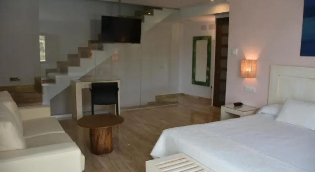 Трёхместный полулюкс Hotel Doña Lola Zahara