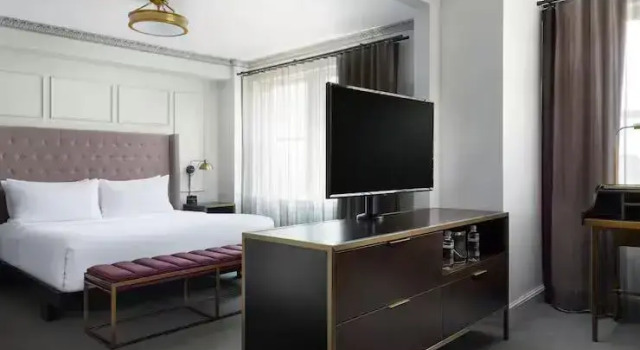 Двухместный номер Deluxe Hotel Phillips Kansas City, Curio Collection By Hilton