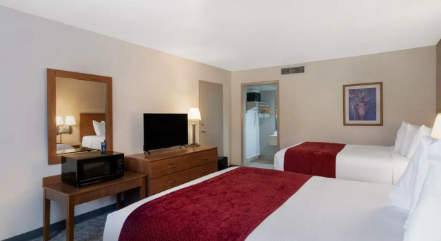 Четырёхместный номер Deluxe Tower Ramada by Wyndham Kissimmee Gateway