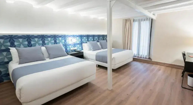 Четырёхместный семейный люкс Hesperia Barcelona Barri Gòtic