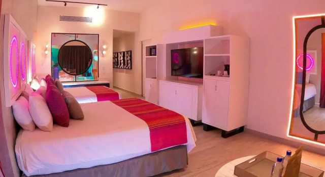 Четырёхместный люкс Mantamar Backstage Almar LGBT Luxury Resort