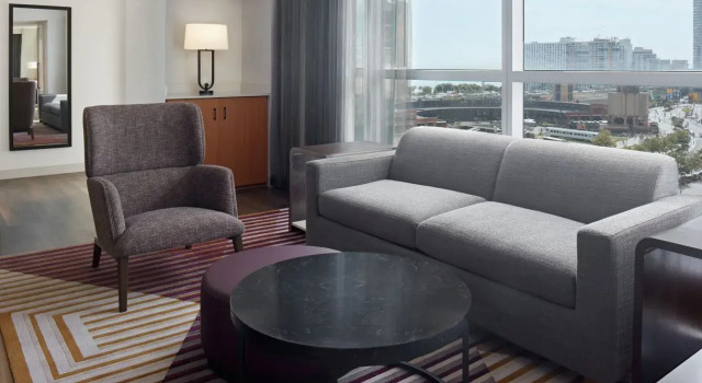 Двухместный клубный люкс Luxury Delta Hotels by Marriott Toronto