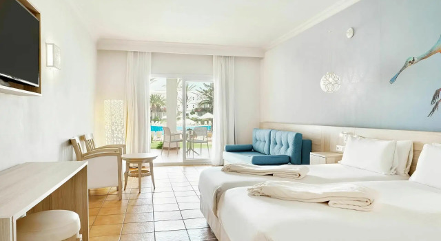 Двухместный семейный номер с видом на бассейн Iberostar Waves Founty Beach All Inclusive