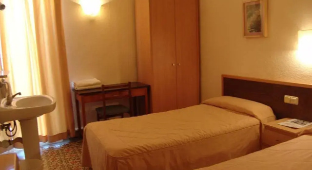 Hostal Campi, Забронировать Отель Барселона провинция Барселона, рядом с Приход Св. Августина