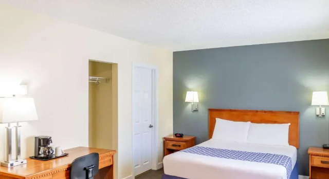 Люкс c 1 комнатой Econo Lodge Inn & Suites University