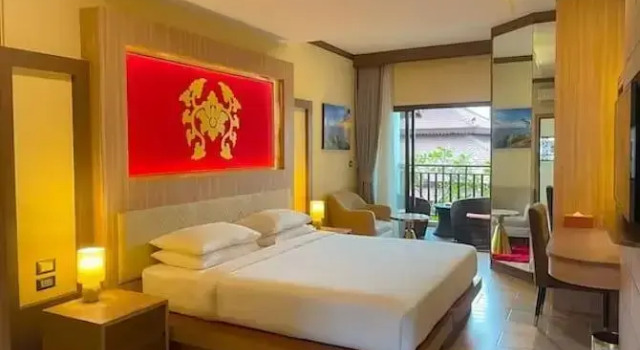 Двухместный номер Deluxe с балконом и с видом на бассейн Quality Beach Resorts and Spa Patong