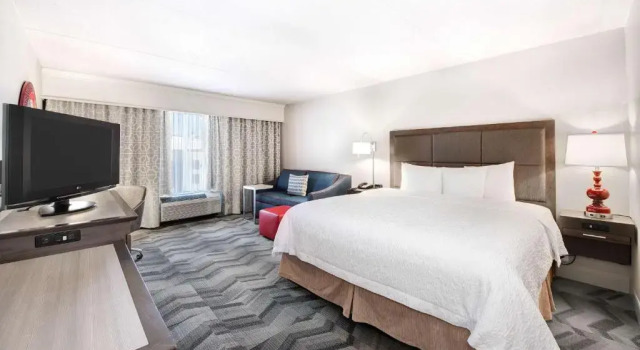 Гостевой номер Accessible Hampton Inn & Suites Atlanta-Galleria