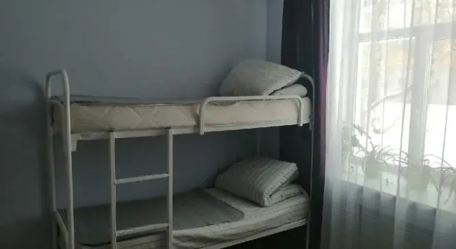 Красный диван