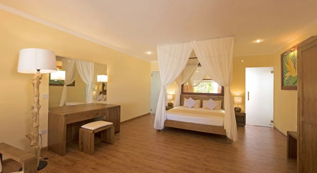 Бунгало Superior Thulhagiri Island Resort & Spa