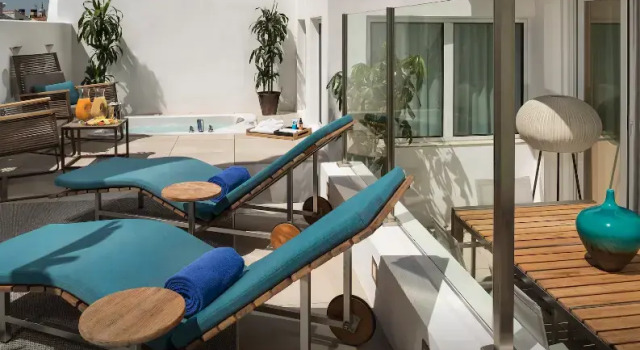 Двухместный люкс Beyond ME+ with Terrace and Jacuzzi ME Madrid Reina Victoria