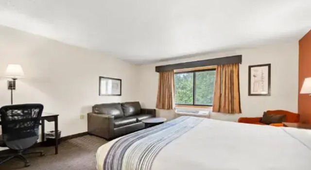 Двухместная Studio Suite Superior AmericInn by Wyndham Ames
