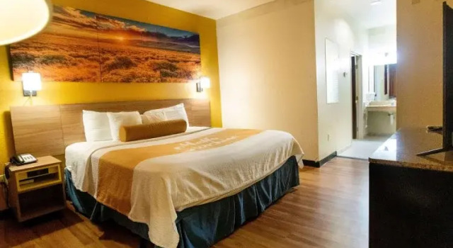Двухместный номер для гостей с ограниченными возможностями Days Inn & Suites by Wyndham Houston North/Aldine