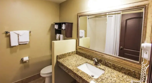 Кровать в общем номере Oceans Beach Resort & Suites