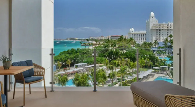Двухместный номер Superior с балконом и с видом на бассейн The St. Regis Aruba Resort