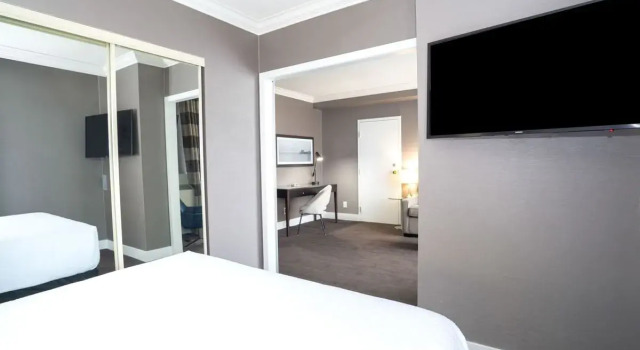 Двухместный люкс Standard Sandman Signature Mississauga Hotel