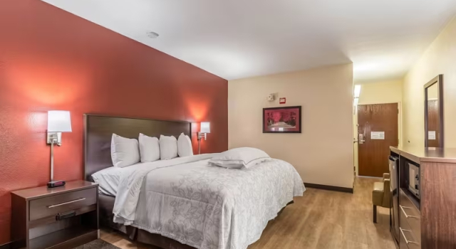 Двухместный номер Premium Red Roof Inn PLUS & Suites Houston - IAH Airport SW