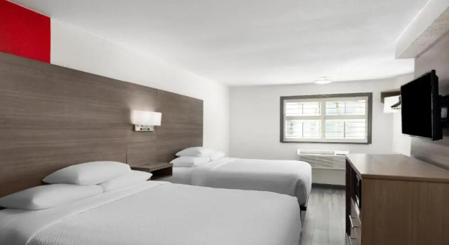 Номер для гостей с питомцами Ramada by Wyndham Medford Airport North
