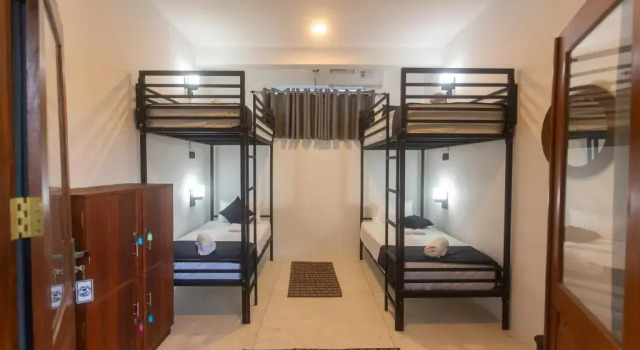 Кровать в общем номере (мужской номер) Michs Surf Villa & Hostel