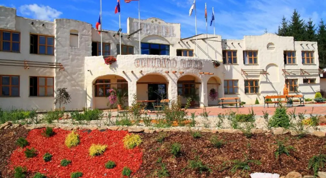 Hotel Colorado Grand, Rezerwuj Hotel Hotele w Central Bohemia z parkingiem, Parking