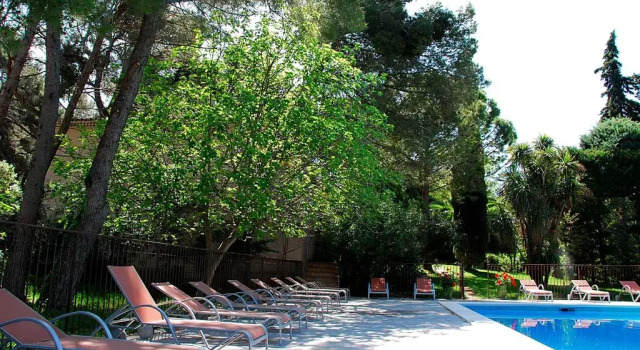 Hotel Les Mazets Des Roches, Book Hotel Tarascon ViaRhona