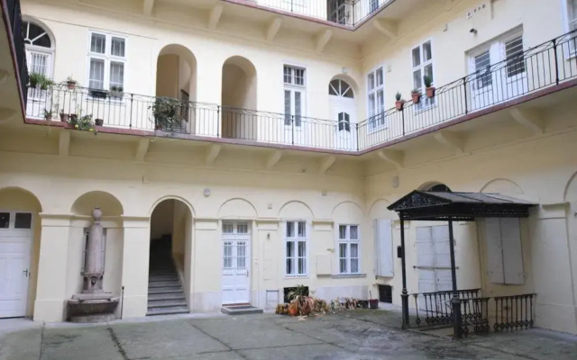 Апартаменты Hi5 Apartments - Chain Bridge вид на фасад