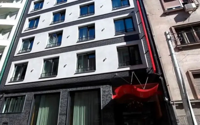Crystal Hotel Belgrade вид на фасад