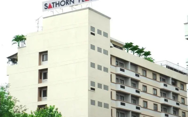 Отель Sathorn Place Бангкок вид на фасад